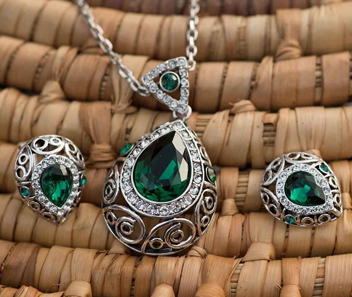 Vintage style deals pendant necklace